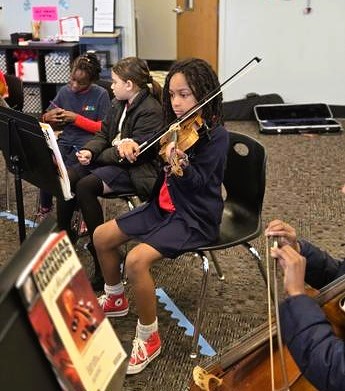 In the Beginning Strings Class at Global Leadership Academy, CAP Teaching Artist Fellow, Jenna Horan recently introduced the use of bows. One student shared, "I like learning music with my friends!"  Learn more about our #artsed programs at capkids.org. #CAPkidsjax