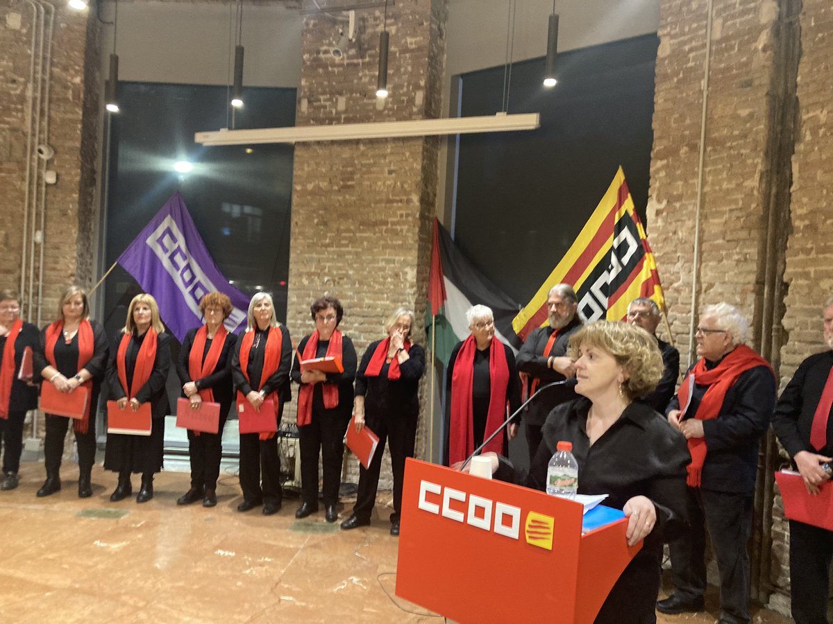 MandreuBcn's tweet photo. El dia de la pau i la no violència, en l’aniversari de la mort de Gandhi, l’#EspaiAssemblea de @ccoocatalunya s’omple per escoltar un concert conjunt de la coral Roig Encès i el Cor Rebel @PauiSolidaritat @FundCipriGarcia https://t.co/WPVHaXiKPi