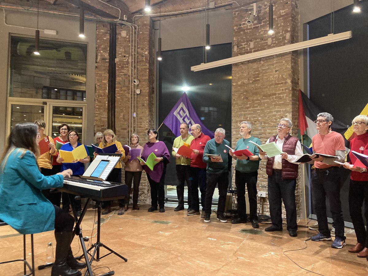 MandreuBcn's tweet photo. El dia de la pau i la no violència, en l’aniversari de la mort de Gandhi, l’#EspaiAssemblea de @ccoocatalunya s’omple per escoltar un concert conjunt de la coral Roig Encès i el Cor Rebel @PauiSolidaritat @FundCipriGarcia https://t.co/WPVHaXiKPi