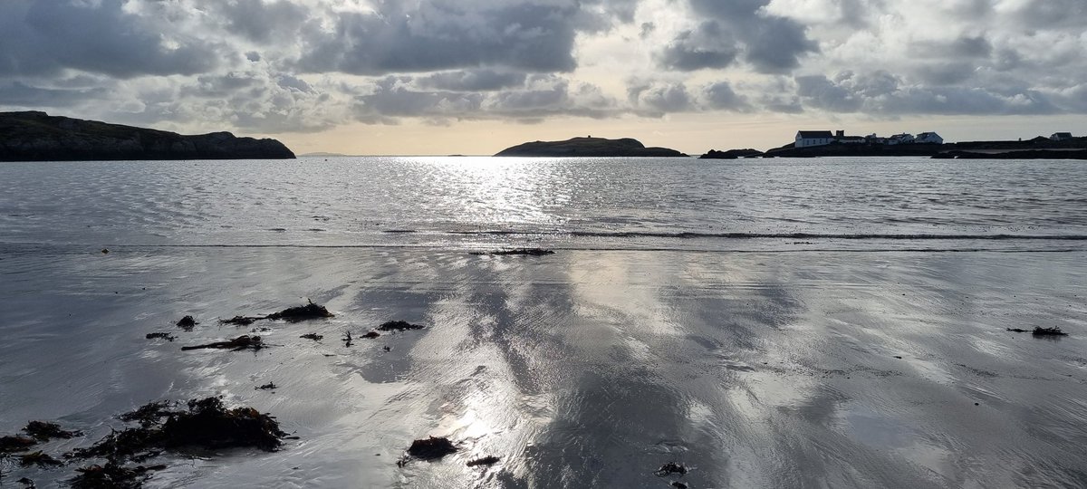 Samanthawinnet1's tweet photo. Today , on DAY 30  we enjoyed a delightful chat with 2 officers at @MCA_media @HMCoastguard on the @WalesCoastPath  , very interesting indeed !! THANK YOU !  #ch65 #rnli #maritimewatch #coastguard  @RNLI @RamblersCymru  #REDJANUARY @REDJanuaryUK https://t.co/P4uqdzLWq8