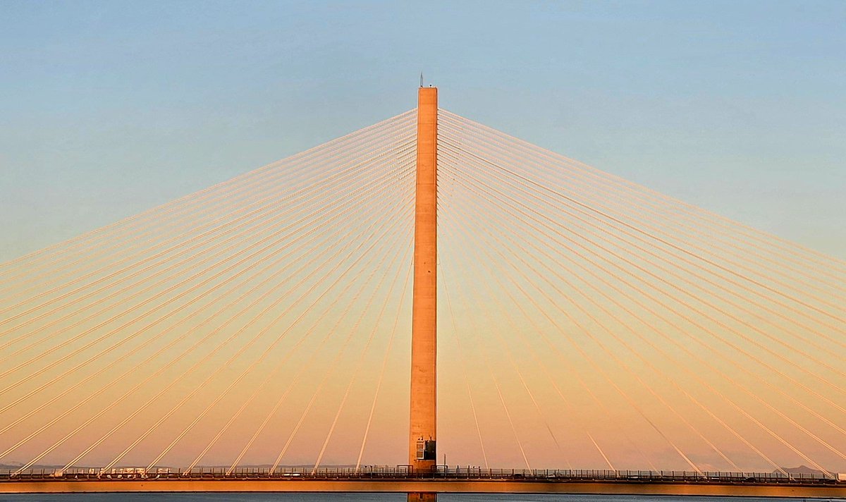 Quietbiglad's tweet photo. Slightly disappointed, chest infection 1 Ian 0. A lovely walk all the same, albeit slow. A few bob raised for @Kidney_Research and @AlzResearchUK #ForthRoadBridge #QueensferryCrossing #redsky #ForthBridge https://t.co/UFbvA1u69M