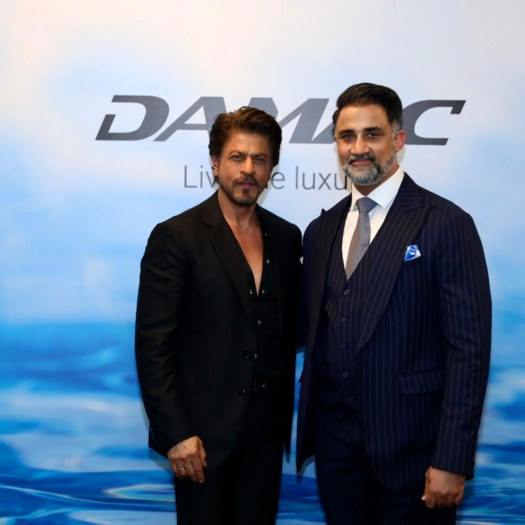 teamsrkfc's tweet photo. King Shah Rukh Khan clicked with a channel partner at DAMAC Properties.

@iamsrk

#ShahRukhKhan #SRK #TeamShahRukhKhan https://t.co/GB8T59ZGaA