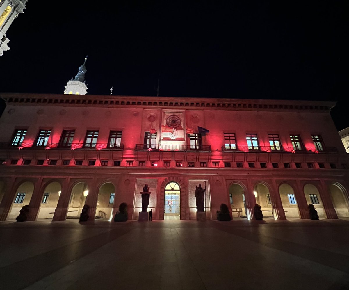 ChuecaNatalia's tweet photo. Con motivo del cumpleaños de S.M. El Rey Felipe VI, iluminamos los monumentos y fuentes de color carmesí, color oficial del estandarte de Su Majestad. #felicidadesMajestad https://t.co/geOdOxVIUm