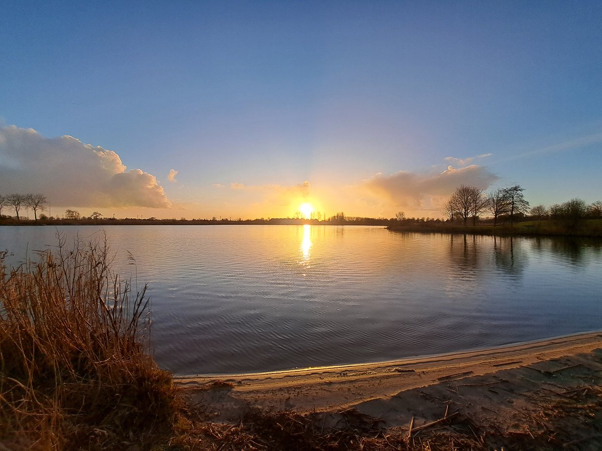 Zonsondergang op het <a href="/strandje/">Sjimmie v/h Strandje</a>