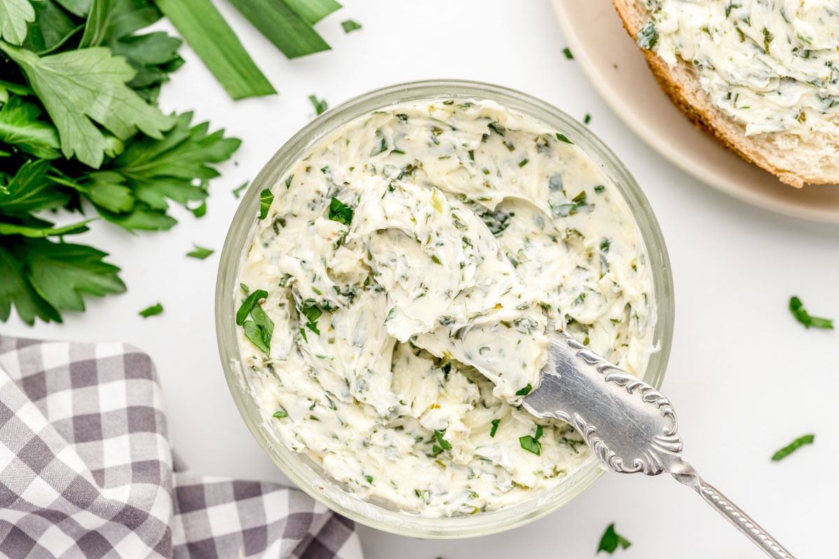 LMadeSimple's tweet image. Why stop at toast? 🍞 This Herb Butter Spread is amazing on seafood, pasta, and even roasted veggies! So easy, so good! #HomemadeButter #CookingTips👉 tinyurl.com/5dtp7a6c