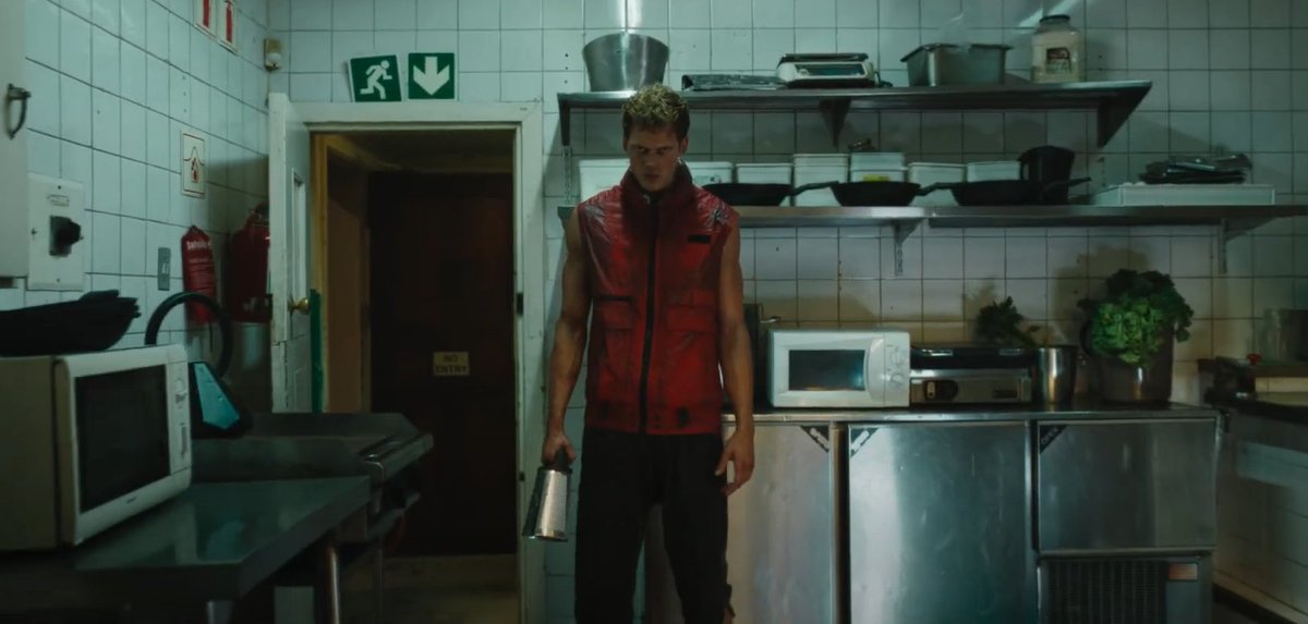 PopCultureEs's tweet photo. Nunca habíamos comprobado la deliciosa capacidad letal de un rayador de queso. Gracias, #Killboy. Recién llegada a @MovistarCine. https://t.co/tIpRsu23d2