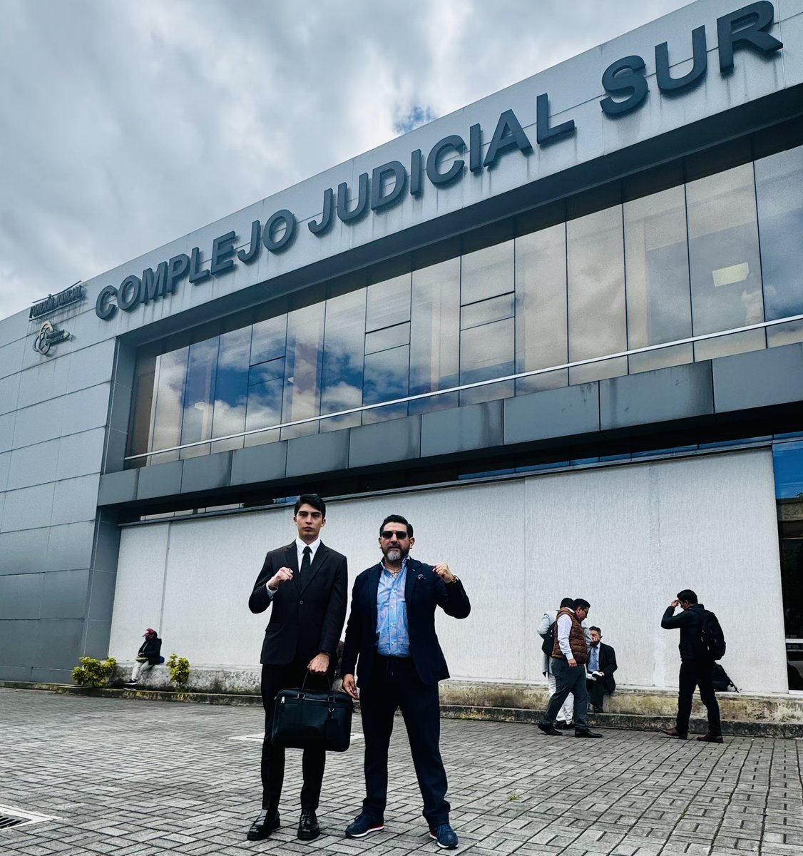Drwandradee's tweet photo. CASO CLÍNICA MARÍA AUXILIADORA|| después de 5 años de lucha al filo de la prescripción (por negligencia de fiscales anteriores) con los familiares de la víctima fallecida, hoy se llevó acabo la audiencia de formulación de cargos  en contra de uno de los responsables, sin perjudico de la vinculación del resto del equipo médico quirúrgico, que olvidaron una gasa en el interior del cuerpo de la paciente al realizar una cirugía de “funduplicatura de Nissen laparoscópica”.
#MalaPrácticaMédica 
#LaJusticiaTardaPeroLlega 
#NadieEstáSobreLaLey