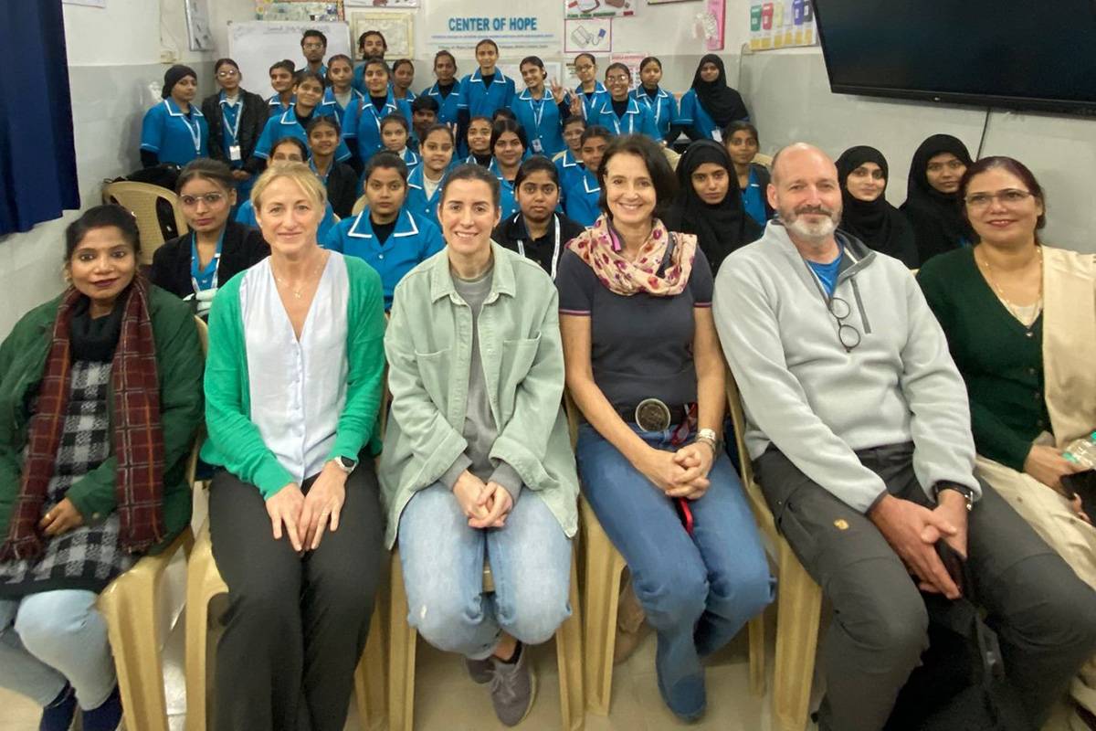 Prifysgol Metropolitan Caerdydd (@metcaerdydd) on Twitter photo Mae ymchwilwyr o Met Caerdydd yn gweithio gyda <a href="/HOPEworldwide/">HOPE worldwide</a> yn India i addysgu pobl â gwahanglwyf ar bwysigrwydd esgidiau pwrpasol. Nod y prosiect yw gwella iechyd, urddas a symudedd wrth feithrin grymuso o fewn y gymuned. Darllenwch fwy: tinyurl.com/bp68spn8 Mae ymchwilwyr o Met Caerdydd yn gweithio gyda <a href="/HOPEworldwide/">HOPE worldwide</a> yn India i addysgu pobl â gwahanglwyf ar bwysigrwydd esgidiau pwrpasol. Nod y prosiect yw gwella iechyd, urddas a symudedd wrth feithrin grymuso o fewn y gymuned. Darllenwch fwy: tinyurl.com/bp68spn8