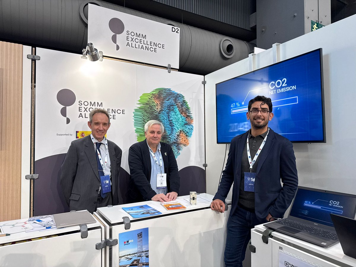 IMDEA_Energia's tweet photo. 🚀 ¡Segunda jornada en @Science4i en @LaNaveMadrid!

Hoy ha sido el turno de @_k___1_, investigador de la unidad @EcpuEnergy de #IMDEAEnergía, quien ha presentado al Presidente de @SOMM_alliance la celda fotoelectroquímica desarrollada en el marco del proyecto #Hysolchem para la eliminación de contaminantes de aguas y producción de hidrógeno.