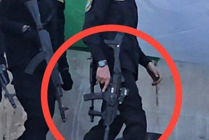 PalestineChron's tweet image. 🔴 Hamas' Al-Qassam Brigades displayed a seized Israeli CZ Scorpion EVO 3 during today's prisoner exchange in Jabaliya.

The weapon was first seen in May 2024, after Qassam fighters ambushed an Israeli special forces unit in a tunnel.

#Gaza #Palestine #PrisonerExchange