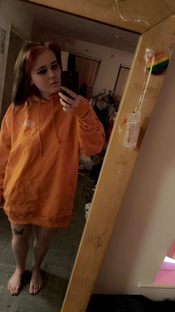 Love me an oversized hoodie. <a href="/OFL_TheChase/">The Chase</a> especially when it’s merch by my favourite band. 🥲🥲🥲🥲
