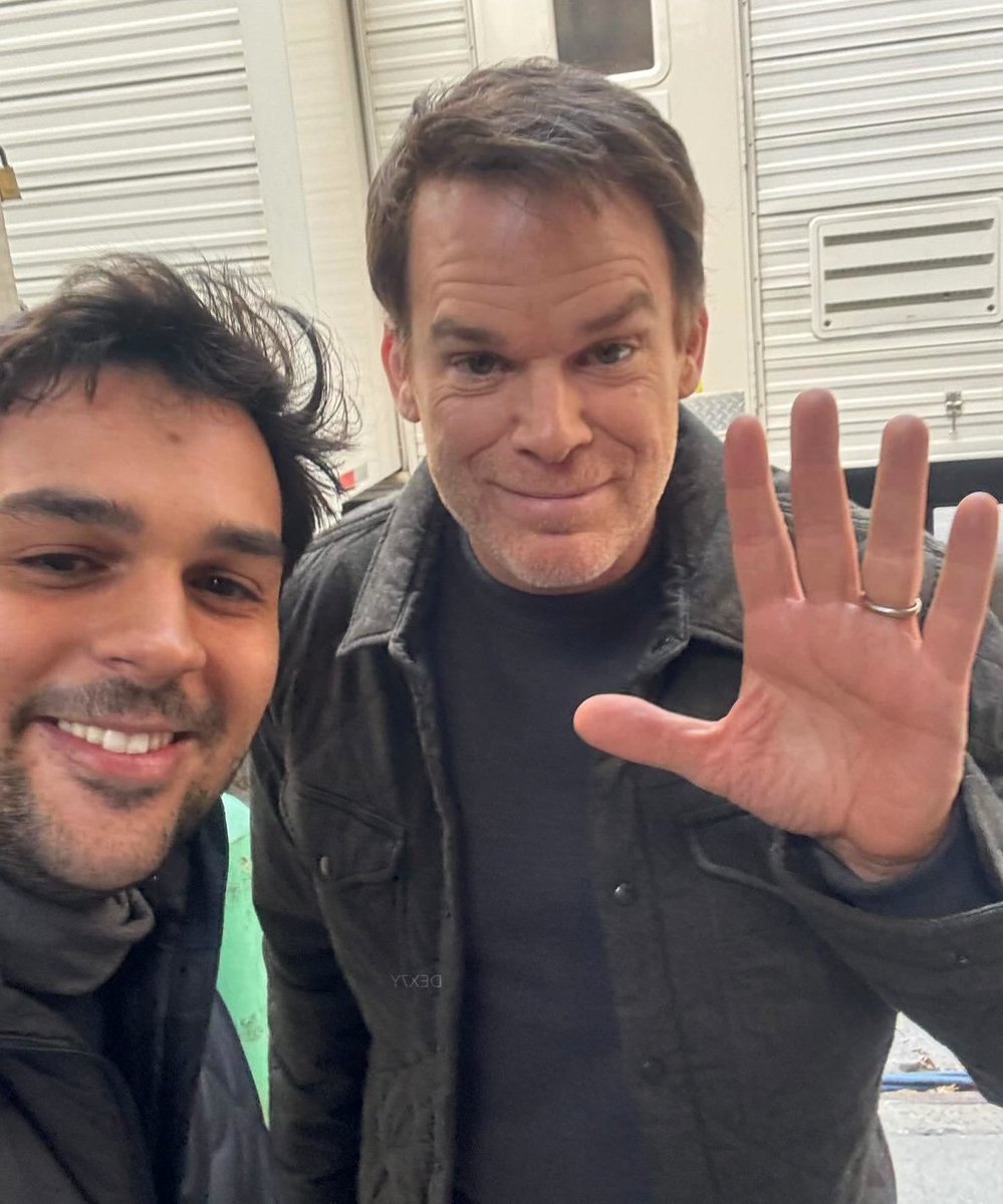 DexterDaily's tweet photo. Michael C. Hall with a fan on the set of Dexter: Resurrection in New York City, January 29. 👋

#DexterResurrection #Dexter https://t.co/9aINNmwskG