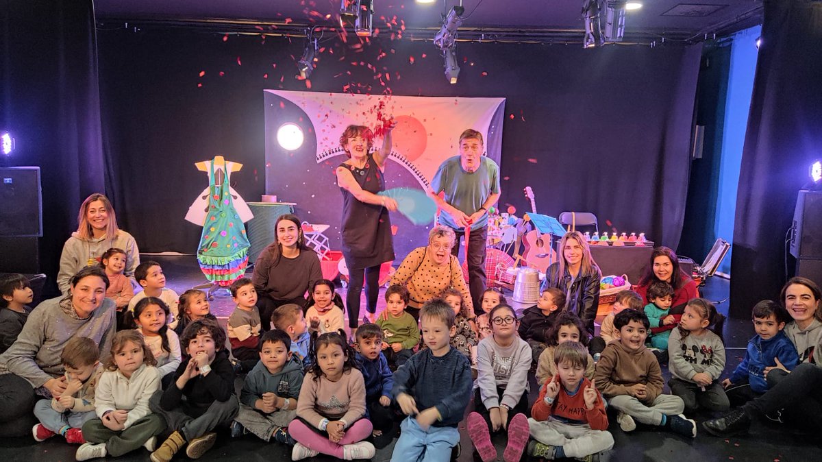 Los peques de 2 y 4 años han disfrutado esta mañana viendo la obra "Coser y cantar" de Teloncillo, en el Teatro Calderón.