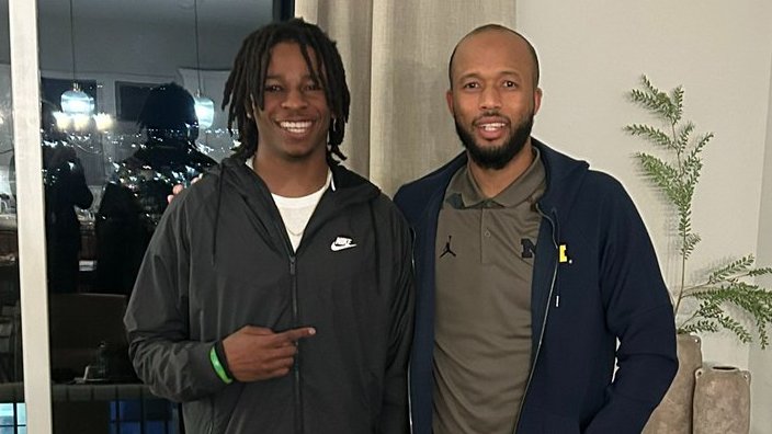Michigan made an in-home visit with On300 CB Chaston Smith (<a href="/chastonsmith_4/">Chaz</a>), who is currently committed to Notre Dame. The Wolverines are already working on a flip #GoBlue. on3.com/teams/michigan…