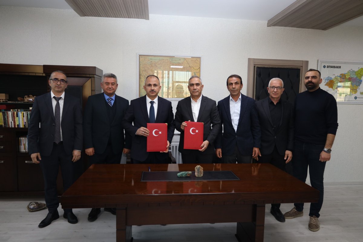 📌 Mesleki Eğitimde İşbirliği Protokolü

İl Milli Eğitim Müdürlüğümüz ile Diyarbakır Mermerciler ve Madenciler Derneği (DİMAD) arasında, maden teknolojisi alanında mesleki eğitimi desteklemeye yönelik iş birliği protokolü imzalandı. Protokol kapsamında, yarı değerli taşların