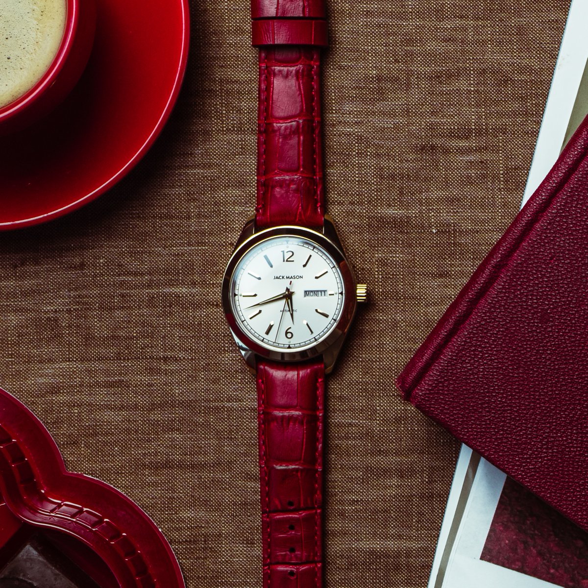 Meet our crimson red alligator grain band. With touches of gold, this band is sure to impress. 

#bartonbands #bartonwatchbands #wristwatch #watchlovers #watches #watchcollector #instawatch #watchoftheday #watchnerd #watchmania #timepiece #watch #watchesofinstagram #watcheslovers