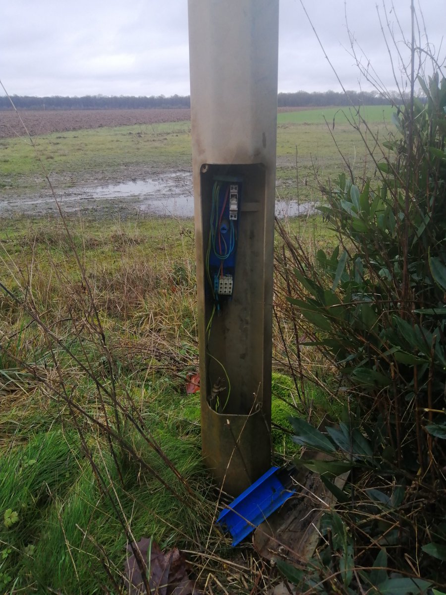 Vol de câbles électriques sur 4 pylônes à la ferme ! Quand est-ce que l'on va vraiment punir les auteurs des ces actes ? 😡
<a href="/BrunoRetailleau/">Bruno Retailleau</a> <a href="/Prefet02/">Préfète de l'Aisne</a> <a href="/EmmanuelMacron/">Emmanuel Macron</a> <a href="/usaa_02/">USAA 02</a>
