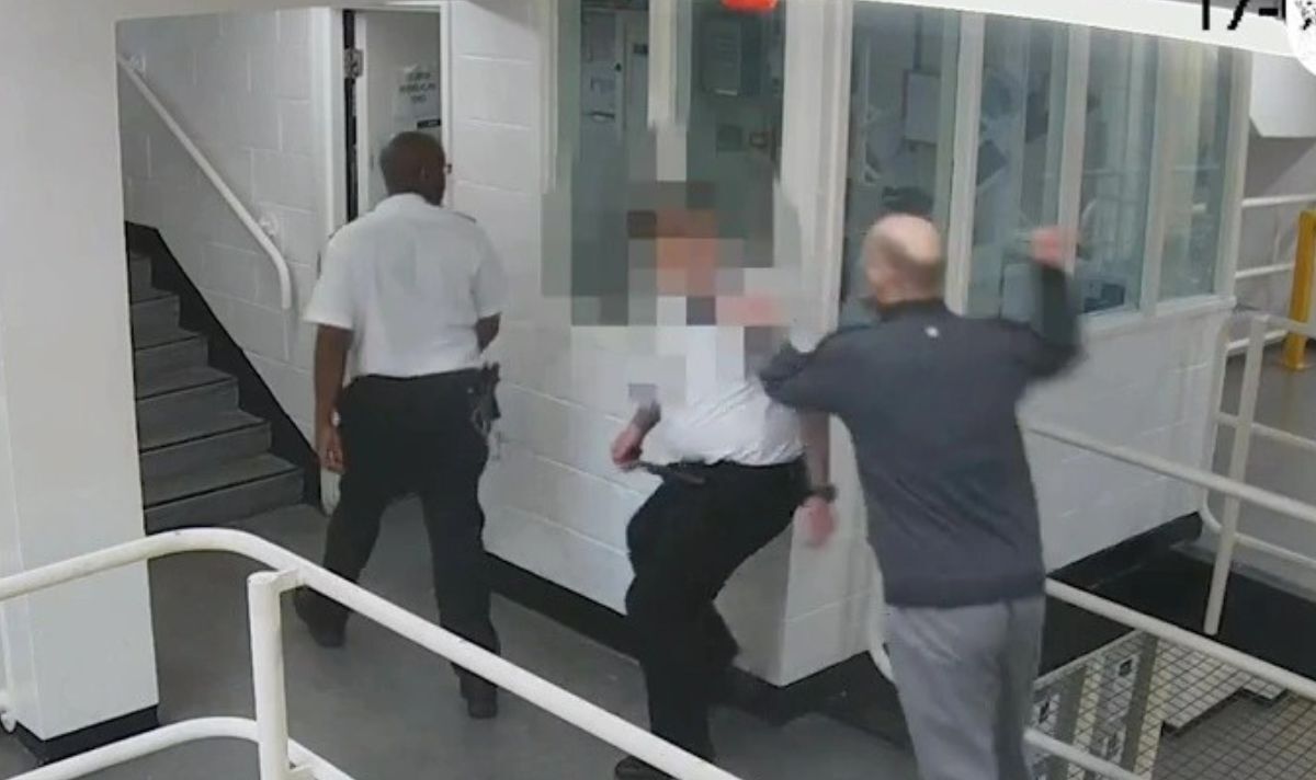 NotThatBigIan's tweet image. The latest statistics on safety in our failing prisons are out today and they tell you everything you need to know about why people don't want to work in jails/can't wait to leave the front line:
Assaults and serious assaults on staff up 19% &amp;amp; 22% year on year respectively. 1/