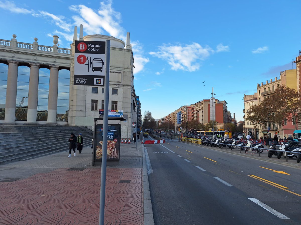 Nova fase #obresL8 <a href="/FGC/">FGC</a> a pl. Espanya i lateral Gran Via #FontdelaGuatlla

↘️ Menys carrils de circulació
⛔️ Tancat accés de privats i taxis des de Gran Via en sentit Besòs
🚏 Trasllat de parades #busbcn #Aerobús #BusTurístic

ℹ️ ja.cat/obresL8
x.com/BCN_SantsMont/…