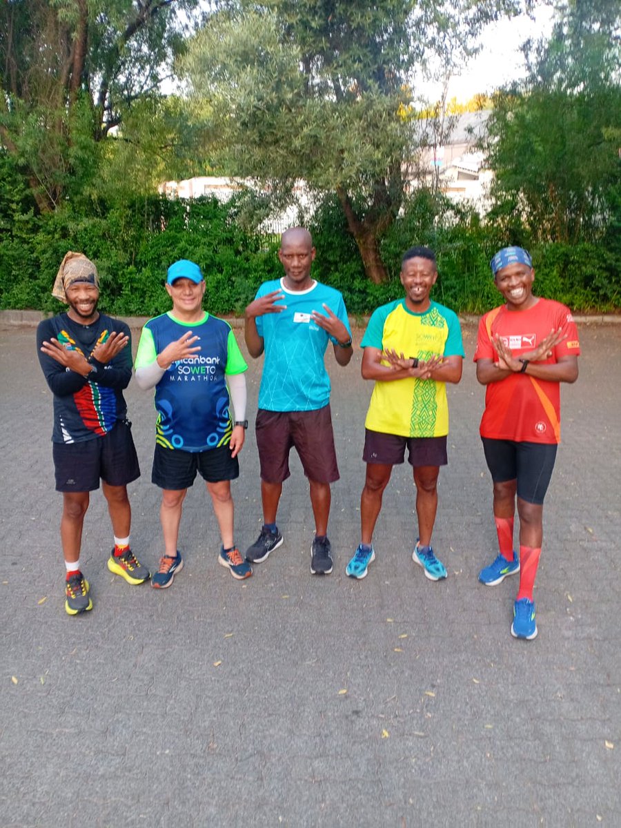JHB_Harriers's tweet image. The 4am Gang laced up for an easy 6mpk Tempo Session.

 #nobackingdown #consistencyisKey #sub10ornothing
#swiftandfree #johannesburgharriersac