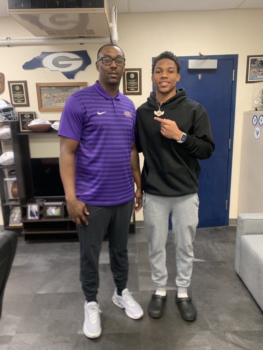 KosciBarnes's tweet photo. Blessed to say I received my 7th D1 offer from JMU!🤍💜
@grimsleyfb @RecruitGrimsley @Justin_Harpo @jmrigsbee https://t.co/yFRhrlRuuJ