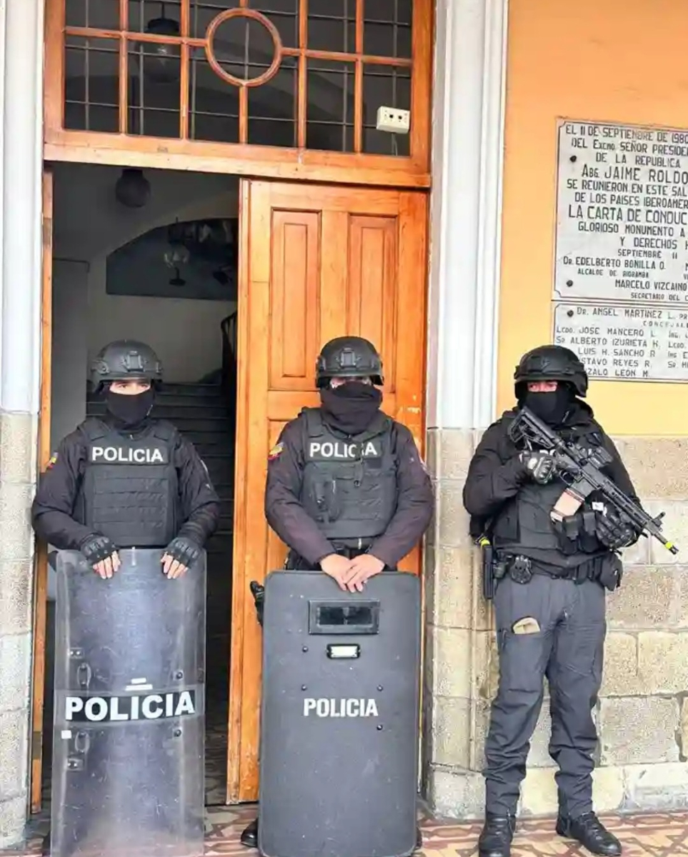 RIOBAMBA: 22 DETENIDOS, CONCEJALES, EX PREFECTO Y FUNCIONARIOS 

Allanan las oficinas del Municipio de Riobamba y dirección de Movilidad en el parque del Diablo, por presunta asociación ilicita.

Existen 22 detenidos entre ellos concejales, funcionarios y el exprefecto de
