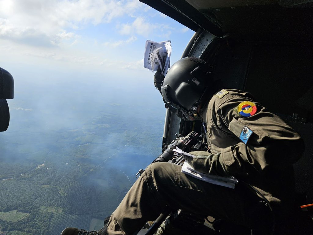 FuerzaAereaCol's tweet image. Con el fin de contrarrestar el accionar delictivo en el #Catatumbo, 17.000 volantes han sido lanzados por su #FuerzaAeroespacial🇨🇴 enviando un mensaje a la ciudadanía para denunciar y fortalecer la paz.

➡ bit.ly/4jCoiwT 

#JuntosPorElCatatumbo
#SiempreFirmes
#CACOM1…