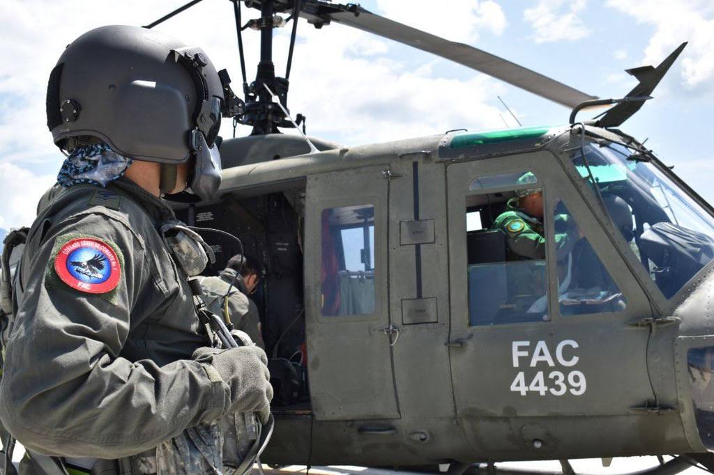 FuerzaAereaCol's tweet image. Con el fin de contrarrestar el accionar delictivo en el #Catatumbo, 17.000 volantes han sido lanzados por su #FuerzaAeroespacial🇨🇴 enviando un mensaje a la ciudadanía para denunciar y fortalecer la paz.

➡ bit.ly/4jCoiwT 

#JuntosPorElCatatumbo
#SiempreFirmes
#CACOM1…