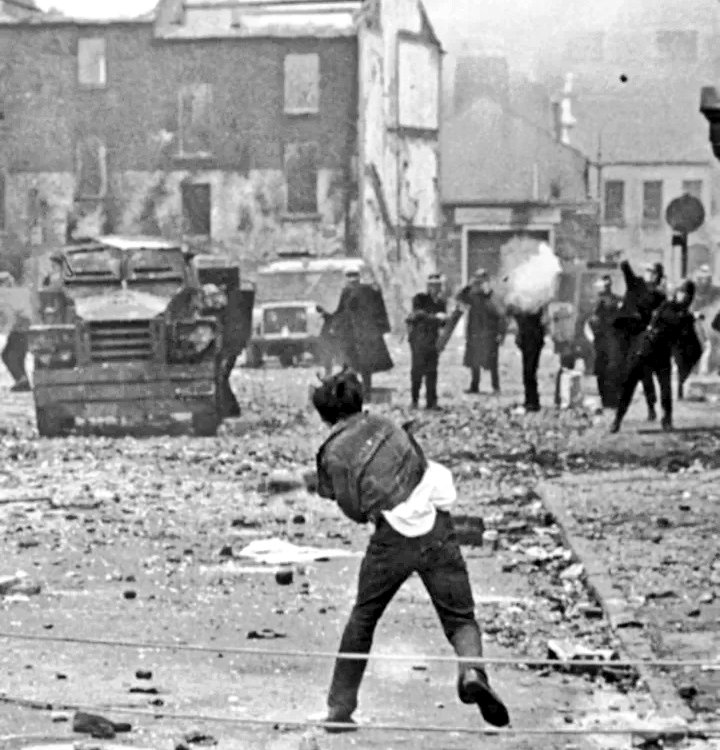 ideiazabaldub's tweet image. 🇮🇪 Gaur 53 urte betetzen dira Derry hiriko #BloodySunday sarraskitik.

Eskubide zibil eta politikoen aldeko martxa batean soldadu britainiarrak herritarren aurka oldartu ziren 14 hildako utziz.

[1972/1/30] #TiocfaidhÁrLá