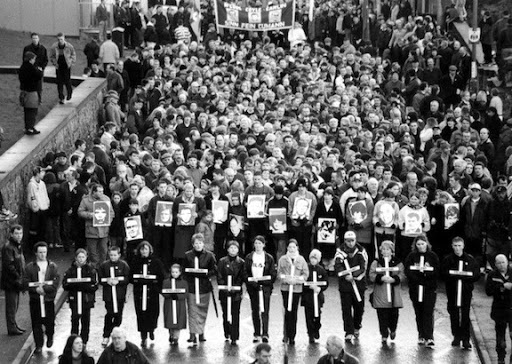 ideiazabaldub's tweet image. 🇮🇪 Gaur 53 urte betetzen dira Derry hiriko #BloodySunday sarraskitik.

Eskubide zibil eta politikoen aldeko martxa batean soldadu britainiarrak herritarren aurka oldartu ziren 14 hildako utziz.

[1972/1/30] #TiocfaidhÁrLá