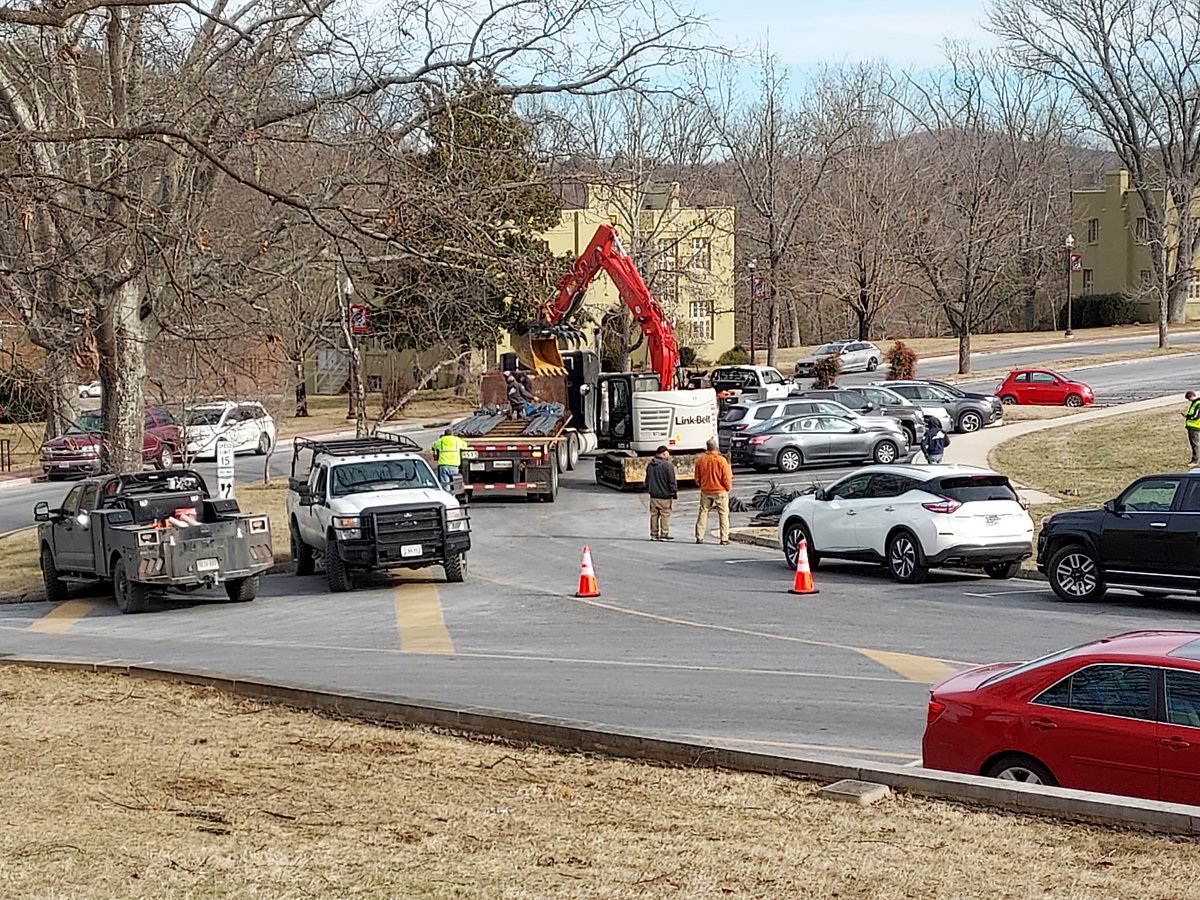 MelissasLibrary's tweet image. All sorts of things going on outside the #MarshallFoundationLibrary today!