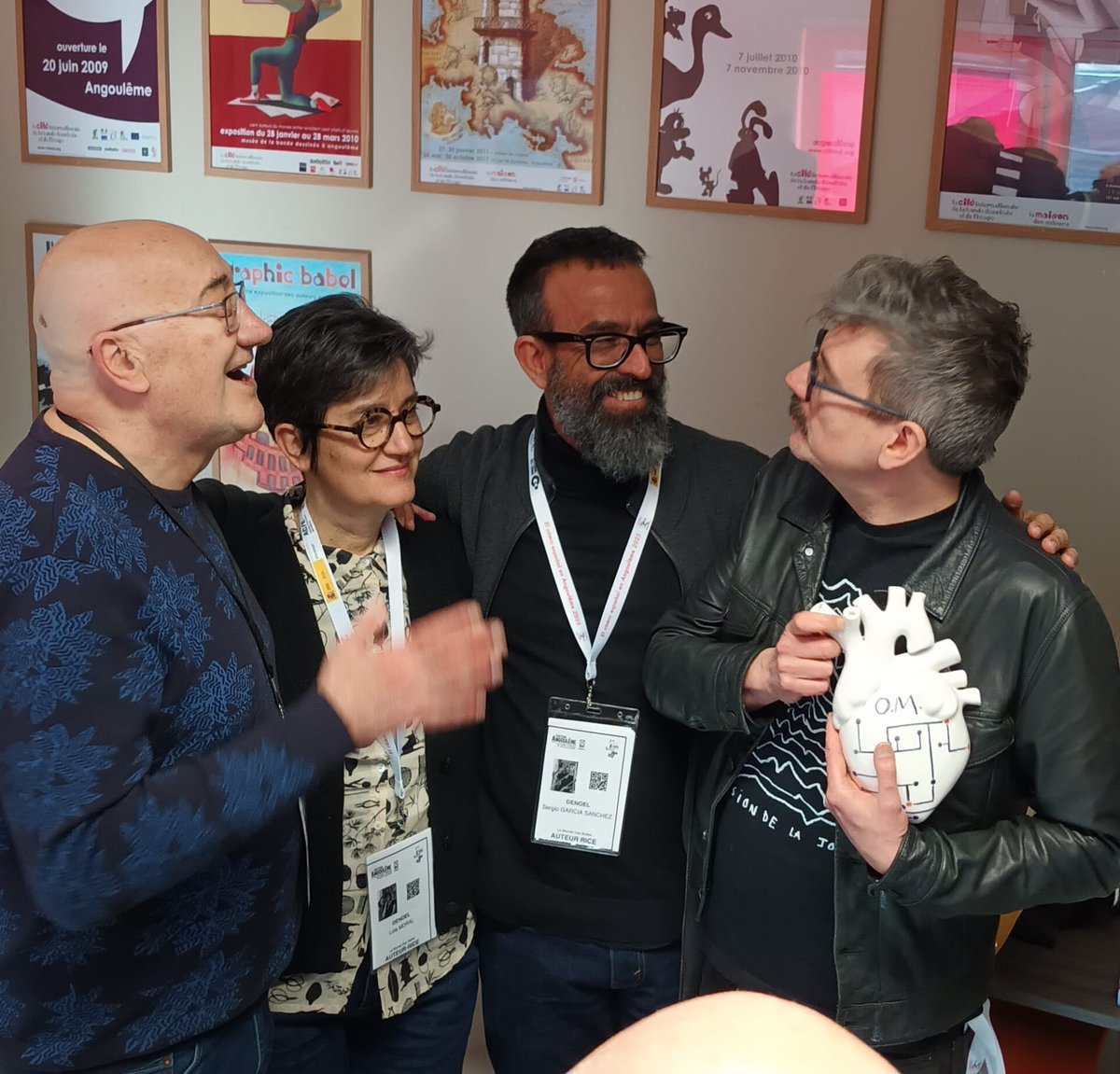 ACBD (@assoacbd) on Twitter photo Ce midi nous avons eu l'honneur et le plaisir de remettre le Grand Prix de la critique ACBD à Luz pour Deux filles nues, publié chez <a href="/AlbinMichel/">Albin Michel</a> . Luz a reçu le prix conçu par le trio lauréat 2024 Altarriba, Garcia Sanchez et Moral. Merci aux quatre auteurs et autrice. Ce midi nous avons eu l'honneur et le plaisir de remettre le Grand Prix de la critique ACBD à Luz pour Deux filles nues, publié chez <a href="/AlbinMichel/">Albin Michel</a> . Luz a reçu le prix conçu par le trio lauréat 2024 Altarriba, Garcia Sanchez et Moral. Merci aux quatre auteurs et autrice.