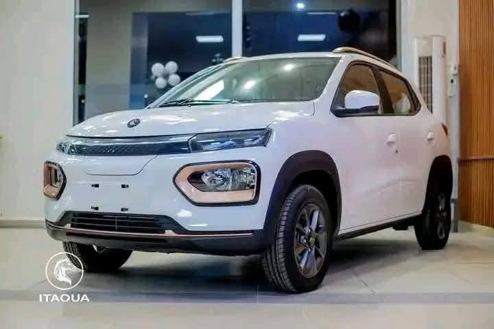 Burkina Faso 🇧🇫 officially launches its first 100% electric car brand.

It's launched by Itaou, a Burkinabe car manufacturer. 

The electric vehicle is capable of traveling 330 kilometers with full charge. 

It can be fully charged in just 30 minutes.

It's designed and