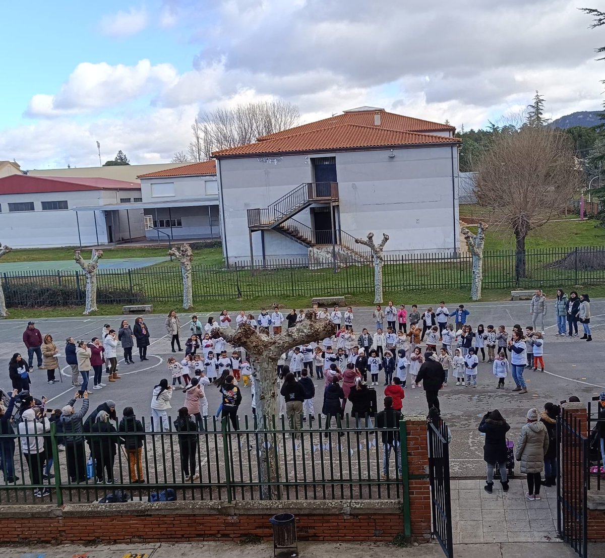 ceip_rubieras's tweet photo. Hoy, 30 de enero, en @ceip_rubieras hemos celebrado el estreno de la que queremos sea la película  del año y del siglo: "La Paz Mundial" 🎬🕊.
En el patio hemos celebrado su estreno y queremos que llegue a todos los hogares, pues la #bondad no entiende d plataformas de streaming. https://t.co/WLEThETqLl