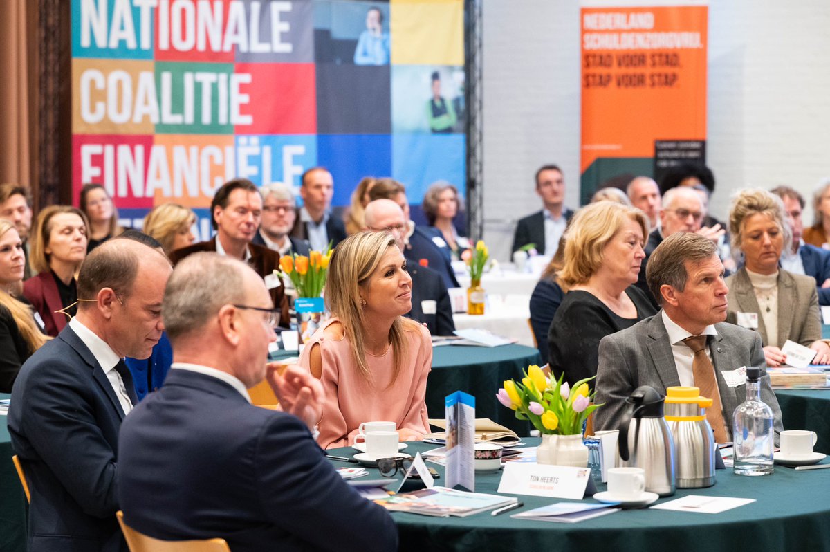 koninklijkhuis's tweet photo. Steeds meer huishoudens hebben moeite met het in balans brengen van inkomsten, uitgaven, sparen, lenen en plannen. Koningin Máxima hoort bij een NCFG -actiebijeenkomst hoe zorginstellingen als @sHeerenloo werknemers helpen met hun financiële gezondheid.
https://t.co/nXwxXSRNhV https://t.co/vwQl6st5lY
