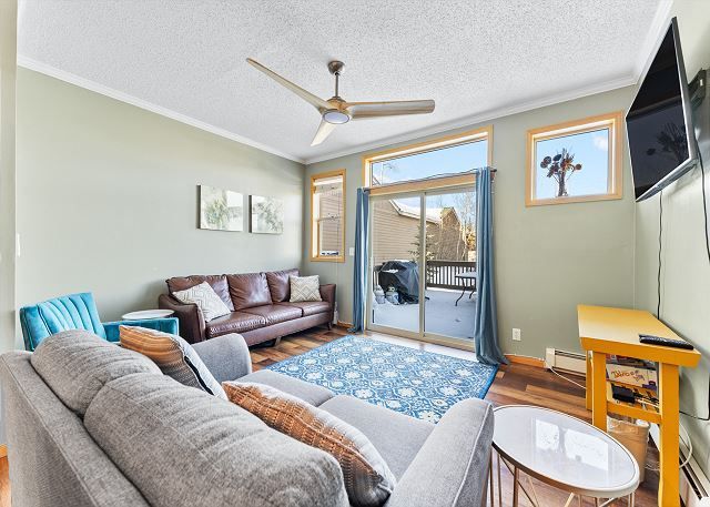 SCRetreats's tweet photo. Nestled in the heart of Silverthorne, this inviting townhouse offers treed views, mountain scenery, and two cozy living areas. Centrally located near top ski resorts and steps from the bus stop, it’s your ideal mountain vacation!

#colorado
#familyvacation
#mountains
#scenicviews https://t.co/wiVQ4tW31f