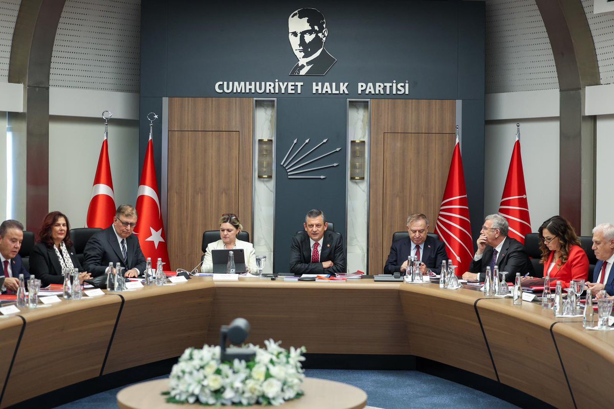 OZLEM_CERCIOGLU's tweet photo. Genel Başkanımız Sn. Özgür Özel’in başkanlığında Sosyal Demokrat Belediyecilik Eşgüdüm Konseyi Toplantısı’nı gerçekleştirdik.

Cumhuriyet Halk Partili belediyeler olarak vatandaşlarımıza en iyi hizmeti vermek için hiç durmadan, yorulmadan çalışmaya devam edeceğiz.

@eczozgurozel 
@herkesicinCHP