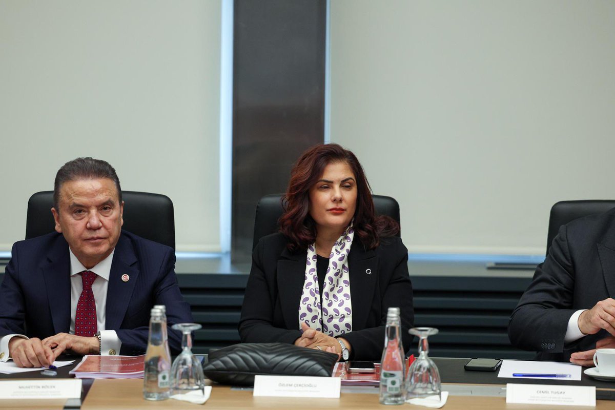 Genel Başkanımız Sn. Özgür Özel’in başkanlığında Sosyal Demokrat Belediyecilik Eşgüdüm Konseyi Toplantısı’nı gerçekleştirdik.

Cumhuriyet Halk Partili belediyeler olarak vatandaşlarımıza en iyi hizmeti vermek için hiç durmadan, yorulmadan çalışmaya devam edeceğiz.

<a href="/eczozgurozel/">Özgür Özel</a>