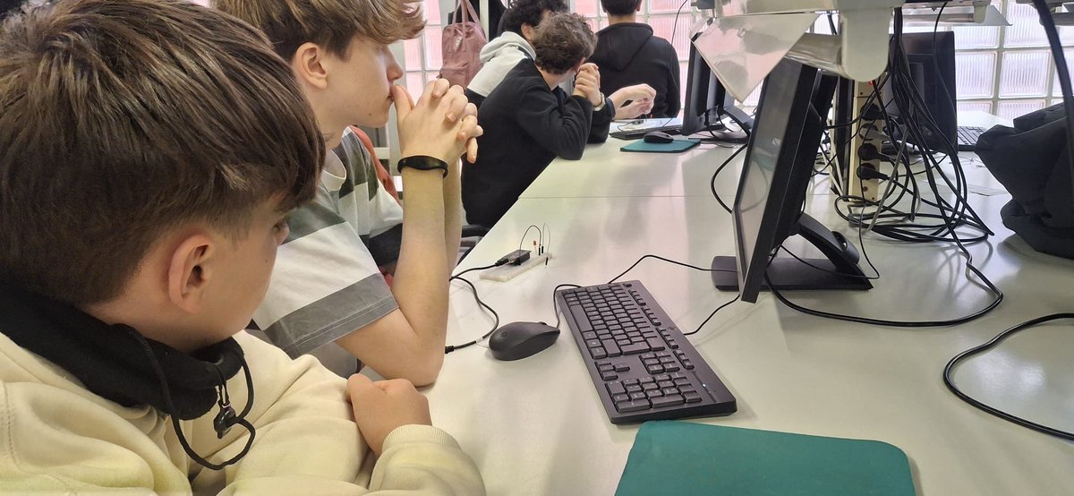 InstitutSants's tweet photo. Els alumnes de l'optativa de Tecnologia de 4t ESO han anat a l' ETSETB , Escola Tècnica Superior d'Enginyeria de Telecomunicació de Barcelona - UPC a fer un taller d'Arduino i IOT. #tecnologia @la_UPC https://t.co/HbcGpeP8Rj