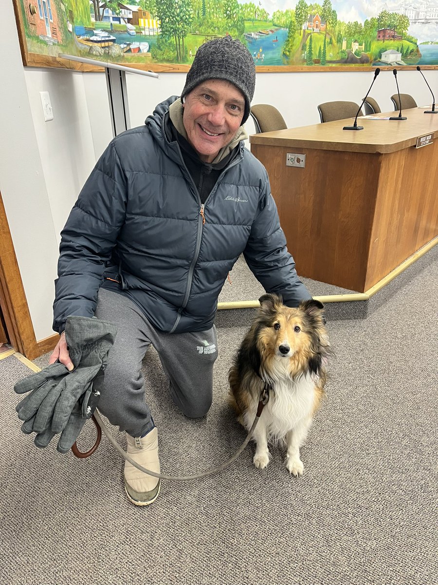 cj_holl's tweet photo. Working in a small city has its benefits (City of Tonka Bay, MN). The other day Paul and his pup friend Oliver stopped by city hall to drop off a utility bill. They both were very well behaved, especially Oliver. Goodboy! 😉 https://t.co/SOHfIEBs7V