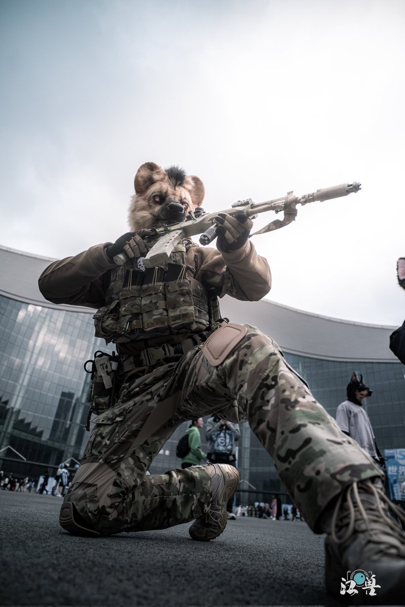 #FursuitFriday 
我也有大长腿
📷： <a href="/JadedSavior/">江兽</a>