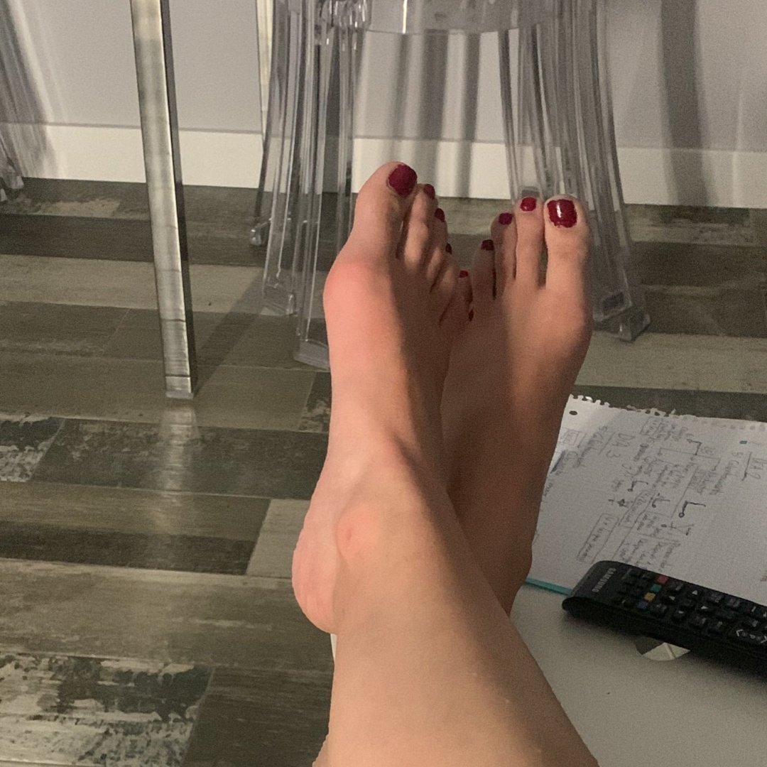 GodessAshley_'s tweet photo. Quieres ser un puto perro a mis pies? Escríbeme y te pondré en tu sitio #footfetısh #perrohumano #cajerohumano #findomslave https://t.co/WVEnJ28PGa