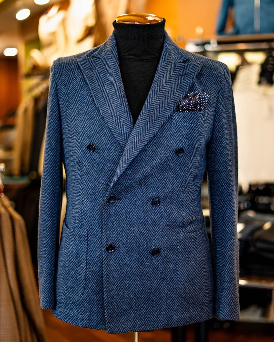 CicchiniCustom's tweet image. Elevate your winter wardrobe with this wool stretch double-breasted herringbone sport coat. ❄️ 

#WinterStyle #Herringbone #WinterWardrobe #MensFashion #CicchiniCustomClothier