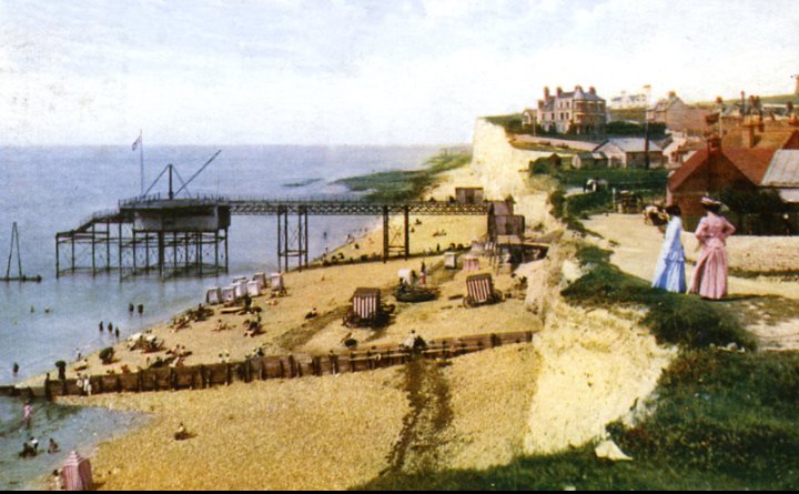History🇬🇧Edwardian Era.

Rottingdean Beach, East Sussex, 1901-10.

Changing Machines, Piers &amp; Friends.