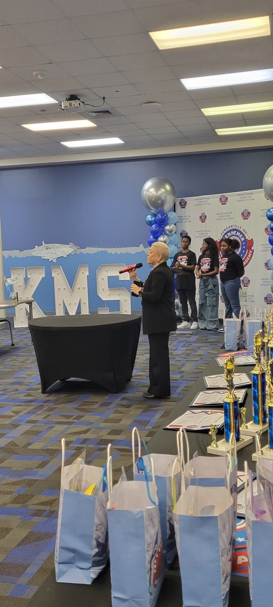 Kennemer Middle School STEAM Academy's annual Shark Tank event is unserway! Our Scholars are presenting their innovative projects to a panel of SHARKS!