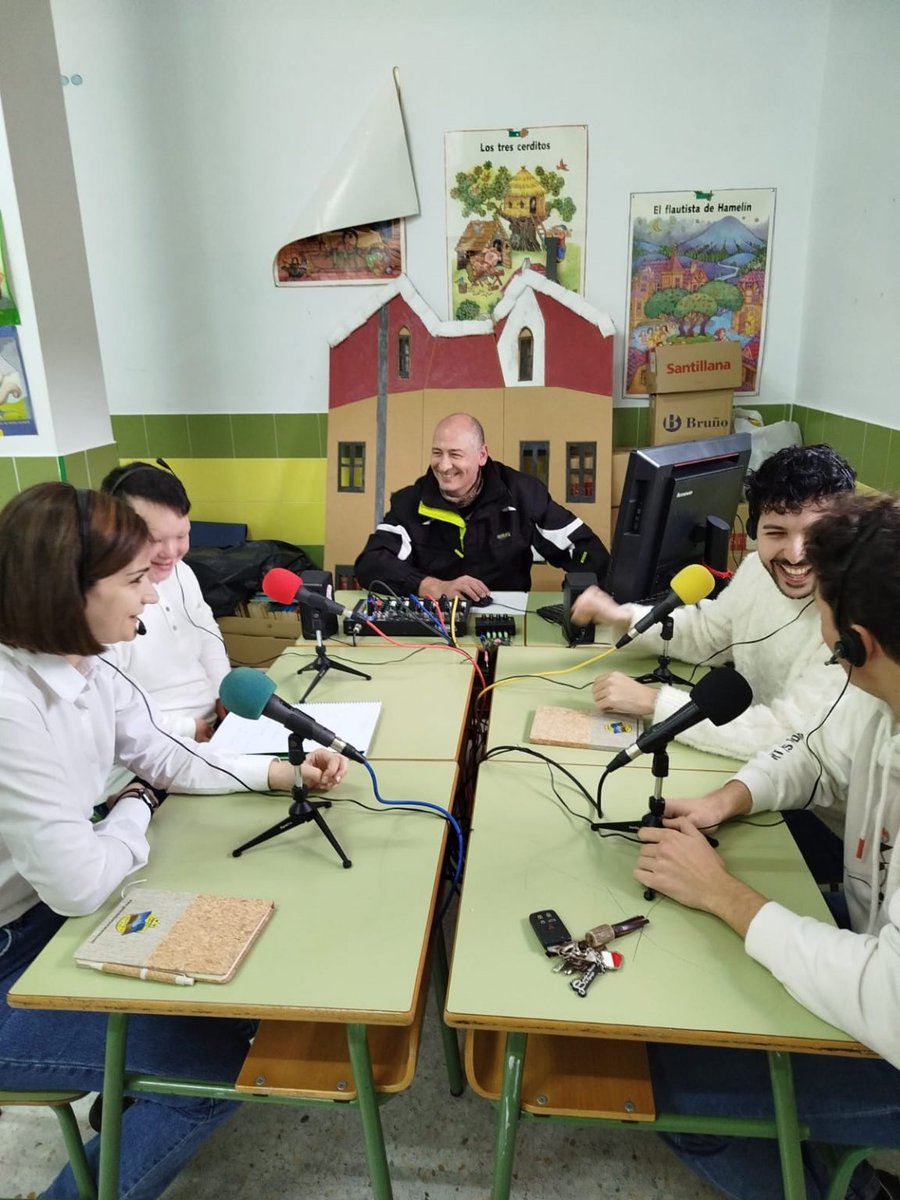 🎻🎺 ¡Música, maestro…! O, mejor dicho, ¡Música, alumno! 

📻🎤 No te pierdas la entrevista de #OndaGiner, donde Carlos Caldera charla con algunos de los músicos que han hecho posible este día tan especial.

🔗radioedu.educarex.es/ondaginer/2025…

#EscuelaExtremadura #SomosGiner