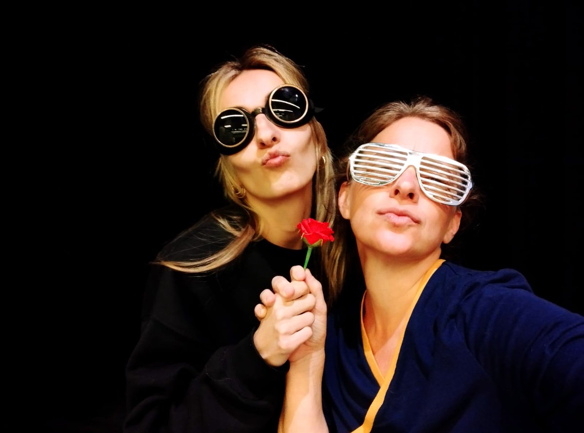 ...amb orgull, passió i determinació. Ens ajudem, fem equip, fem família. Nosaltres, i amb moltes altres persones de la tribu ARTransforma... I a vegades ens trobem en situacions surrealistes, insòlites, desconcertants, i apassionants. I llavors hi posem humor ❤️🎭