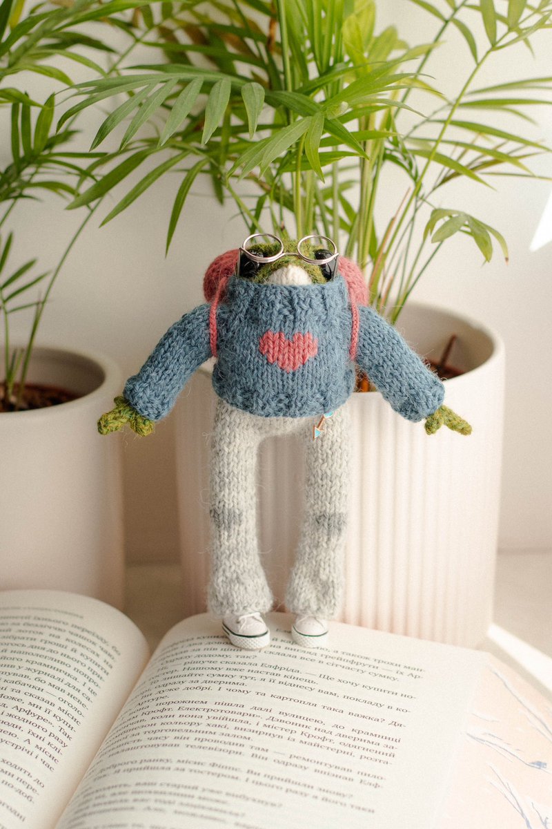 NadiKnits's tweet photo. Mr. Love❤️🐸

Wherever this little knitted frog goes, he always carries a lot of love with him✨❤️
He even has a heart-shaped backpack so that all the love can fit in it🥹🥰
#Knitting https://t.co/rbfi2Gn3uV