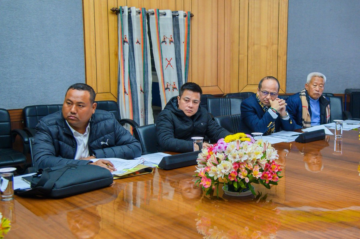Chaired a Cabinet meeting at my Secretariat today. Discussed key agendas presented by various departments and addressed important issues concerning the state.