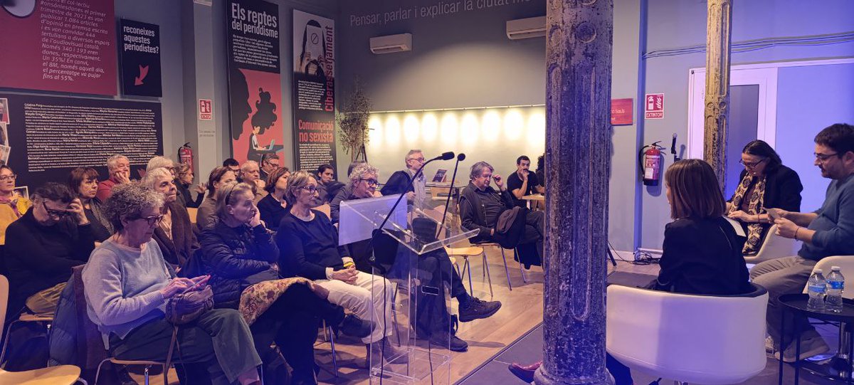 SentitCritic's tweet image. 📍🏡 Som a @espailinia amb l&apos;Escola de Pensament especial habitatge amb @carmearcarazo i @itziarGonzlezVi.  

Gràcies a tothom per venir!